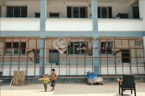 被震裂的毛坪小学校舍 被震裂的毛坪小学校舍