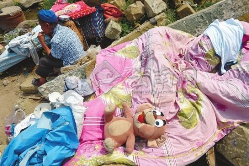 小玩偶也从废墟中刨出来 小玩偶也从废墟中刨出来