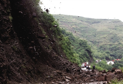 ���գ������س�ͨ��������Ĺ�·ˮ���ҵضγ�����������·����ϣ�����ͨ���������ĵ�·�������¾������� ������ ��