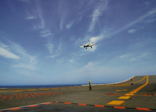 歼15舰载战斗机在辽宁舰上进行着舰试飞 歼15舰载战斗机在辽宁舰上进行着舰试飞