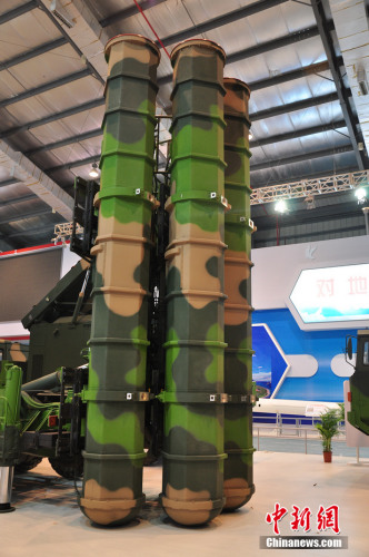 中国自主研制的新一代防空主战装备——FD-2000远程防空导弹武器系统,在珠海航展上首次登台亮相。 中国自主研制的新一代防空主战装备——FD-2000远程防空导弹武器系统,在珠海航展上首次登台亮相。