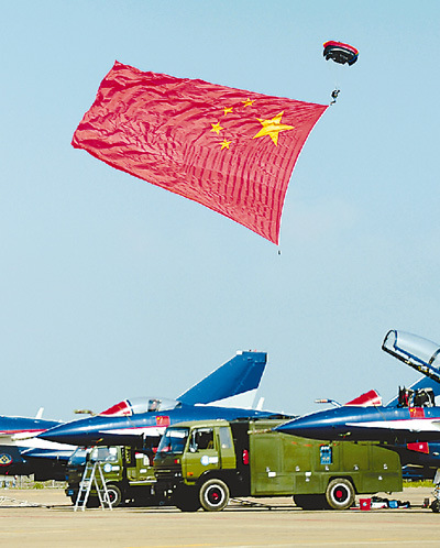 中国空军“八一”跳伞运动大队在珠海三灶机场进行跳伞训练。 新华社记者 杨光摄 中国空军“八一”跳伞运动大队在珠海三灶机场进行跳伞训练。 新华社记者 杨光摄