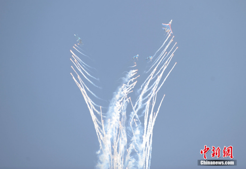 俄罗斯“勇士”战机耍绝活献技珠海航展 俄罗斯“勇士”战机耍绝活献技珠海航展