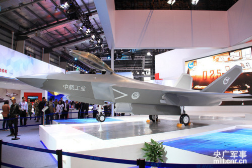 全仿真1:2的歼-31“鹘鹰”战机模型 魏明 摄 全仿真1:2的歼-31“鹘鹰”战机模型 魏明 摄