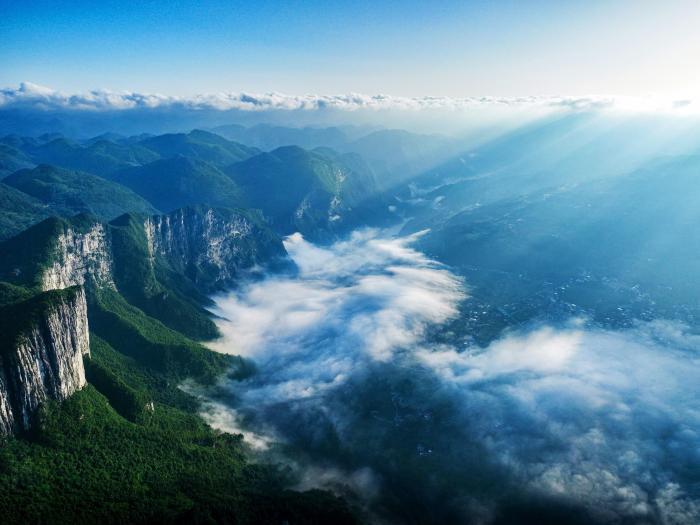 峡谷云海翻滚风景如画
