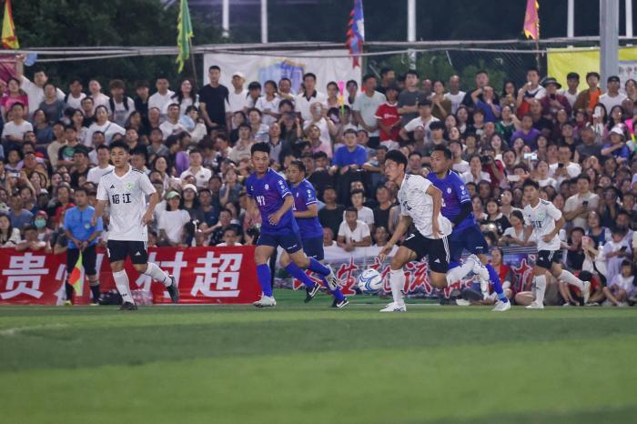 贵州榕江：“村超”足球友谊赛上演