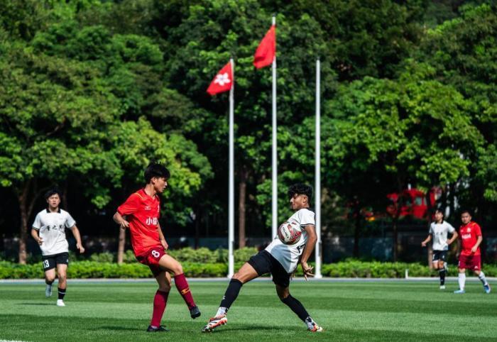 贵州村超足球小将与香港足球少年“过招”交流