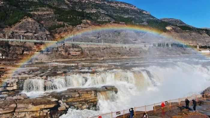 山西黄河壶口瀑布现“清流飞瀑”景观