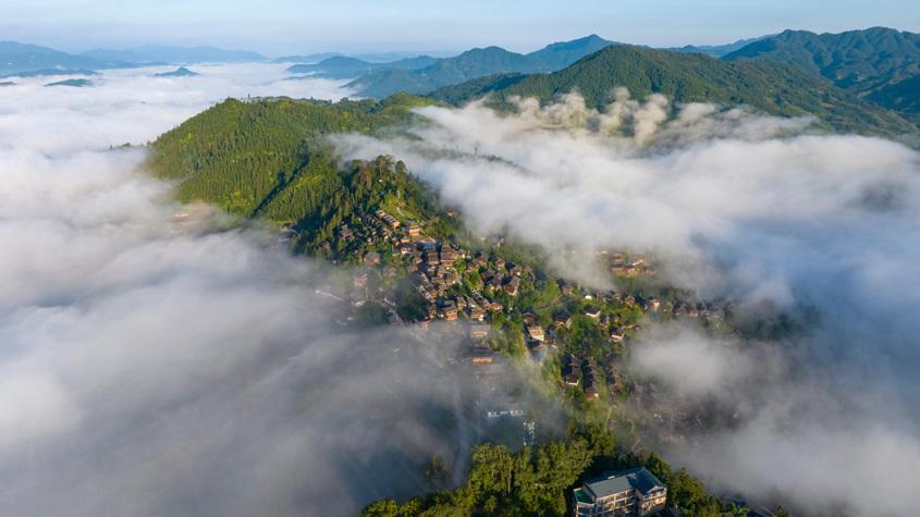 盛夏苗寨云雾缭绕景如画