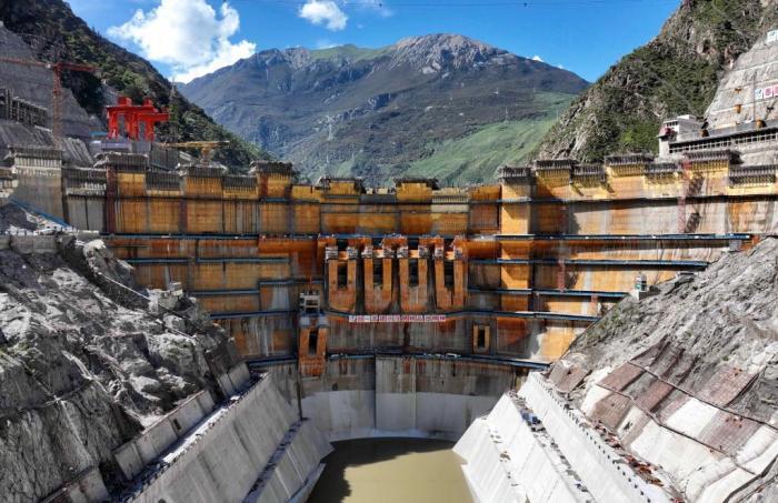 航拍建设中的叶巴滩水电站