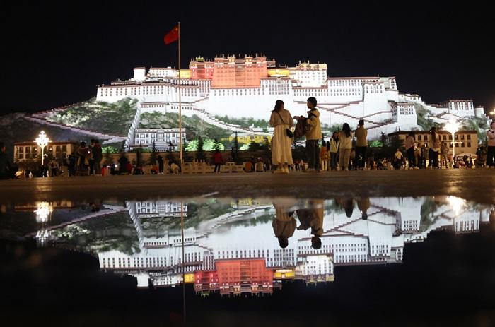 拉萨布达拉宫广场美丽夜色引游人