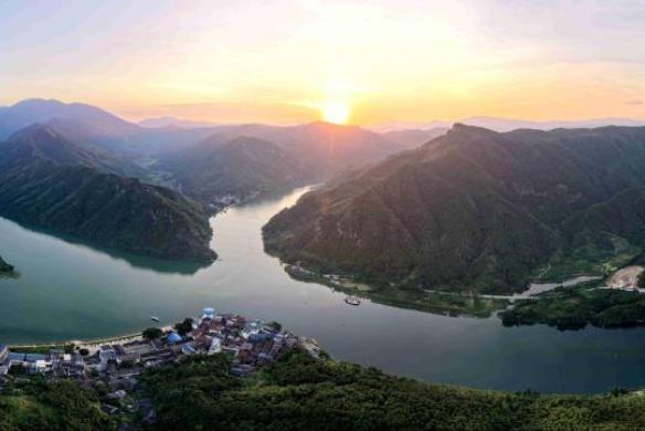 广西三江：霞映三江口 风光如画