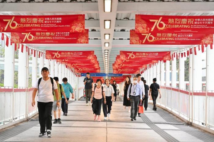 香港街头迎国庆气氛浓厚