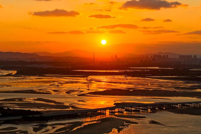 山东威海：晚霞映照生态海岸熠熠生辉