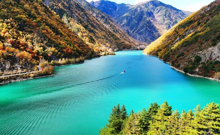 四川茂县松坪沟景区彩林如画美不胜收