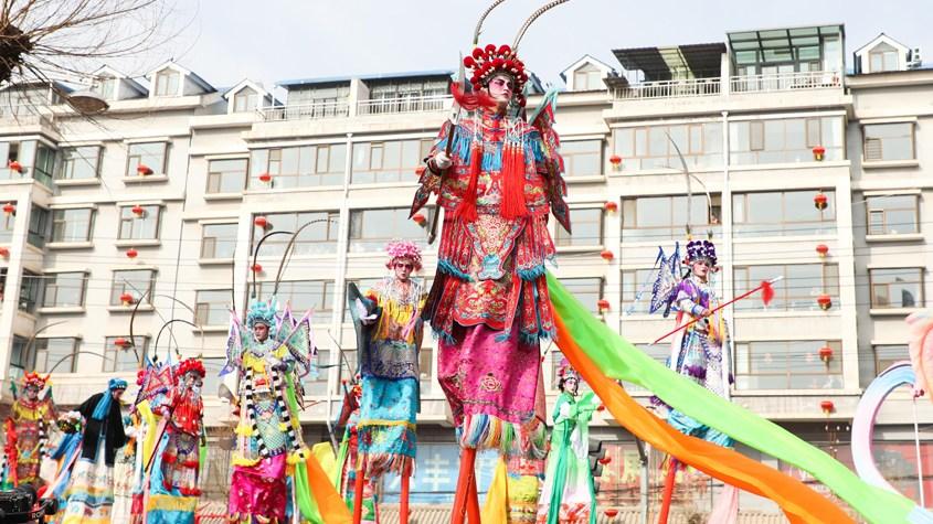 “空中舞蹈”鲁沙尔高跷精彩上演