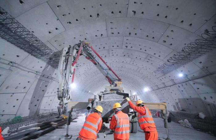 世界最大水下盾构隧道实现双层贯通