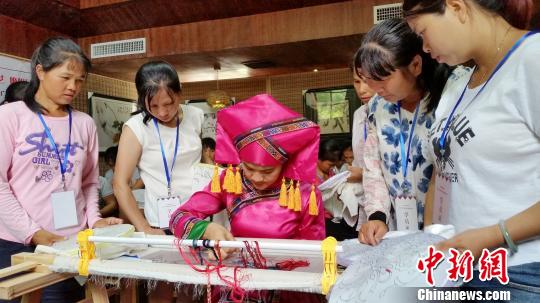 广西“批量”育“绣娘”传承民族织绣文化