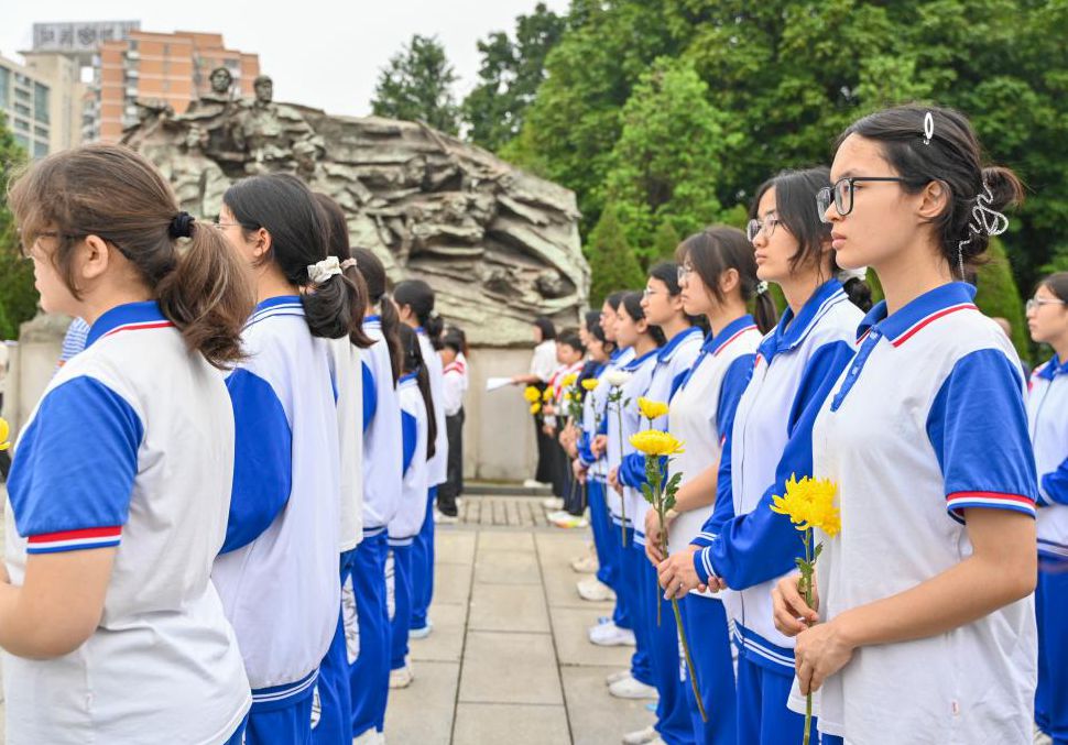 广州举行“英雄花开英雄城”清明纪念英烈活动