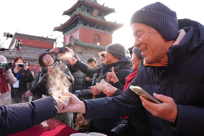 热气腾腾暖心暖胃！各地民众品粥过腊八