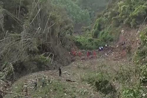 救援组对客机坠毁地点搜救