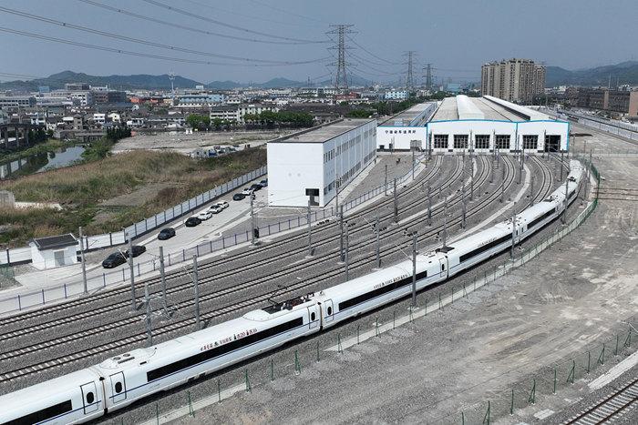 “陆地航母”宁波动车所启用