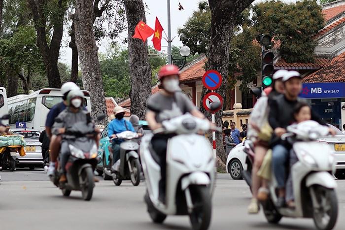 越南河内街头中越两国国旗飘扬