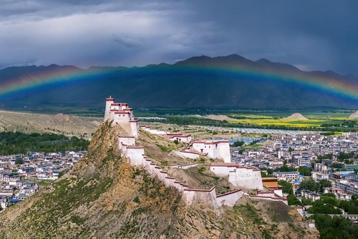 西藏日喀则：江孜宗山现彩虹景观