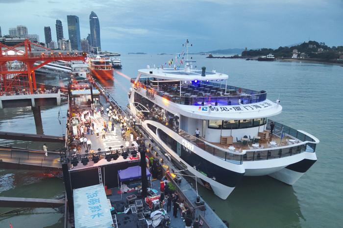 中国首艘纯电海上旅游客船在厦门首航