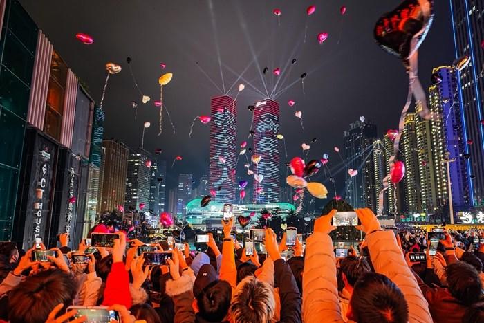 看烟花赏灯光秀 全国各地多彩活动迎新年