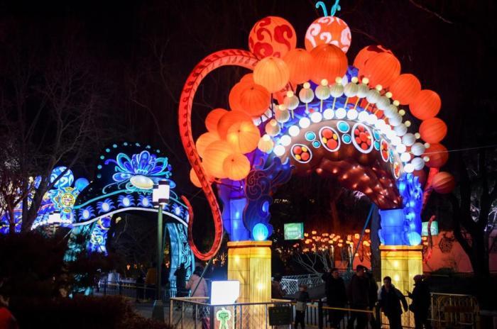 济南天下第一泉迎春花灯璀璨绽放