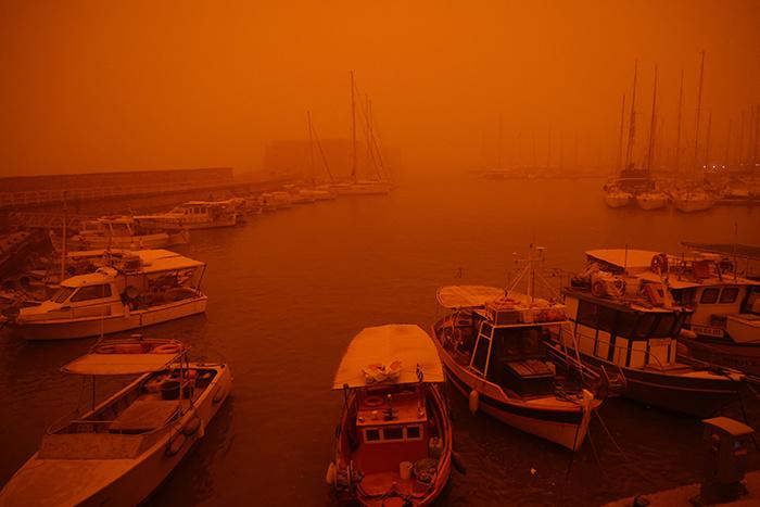 希腊克里特岛遭遇沙尘暴